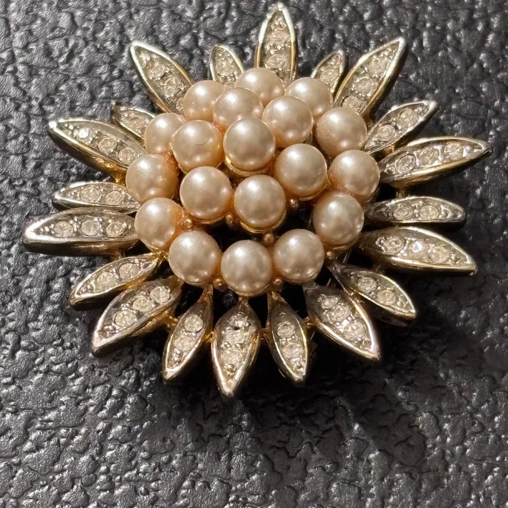 Vintage Lot of 8 Brooch Lot Pearl Gold Silver Flowers BSK Monet Unsigned